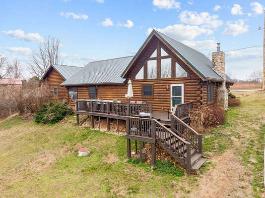 Cedarside Lodge pet-friendly three bedroom cabin in Ridgedale near Thunder Ridge Arena